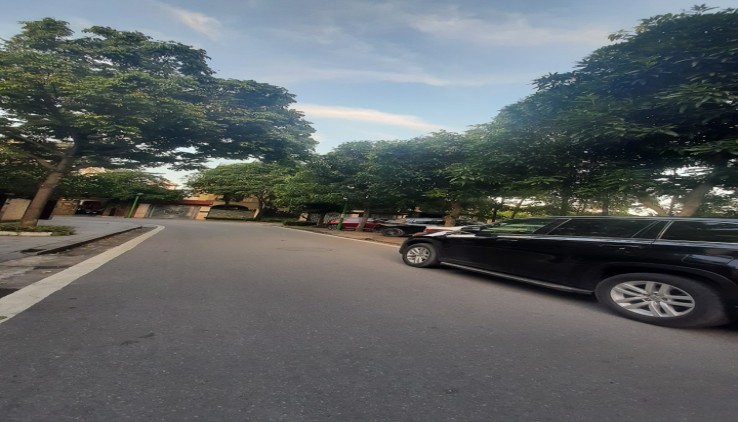 CHO THUÊ CẢ TÒA BT TÂY NAM BÁN ĐẢO LINH ĐÀM, 4 TẦNG, 180M2, 7 P, 7 WC, GIÁ 35 TR/THÁNG
